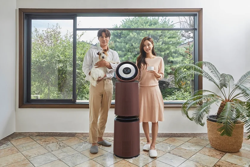모델들이 신제품(사진 왼쪽)과 함께 집안 공기질 관리가 집중적으로 필요한 곳에 두고  사용하는 인공지능 센서를 소개하고 있다. 