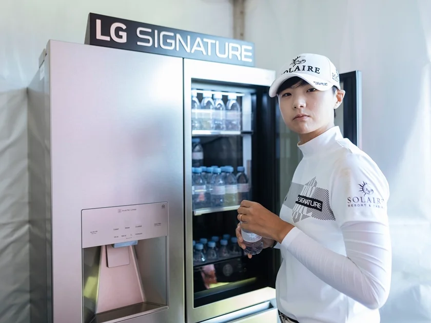 1번홀 내 LG 시그니처 체험존에서 박성현 선수가 냉장고 안의 에비앙 생수를 꺼내 마시며 직접 제품을 체험해보고 있다. 1번홀 내 LG 시그니처 체험존에서 박성현 선수가 냉장고 안의 에비앙 생수를 꺼내 마시며 직접 제품을 체험해보고 있다.