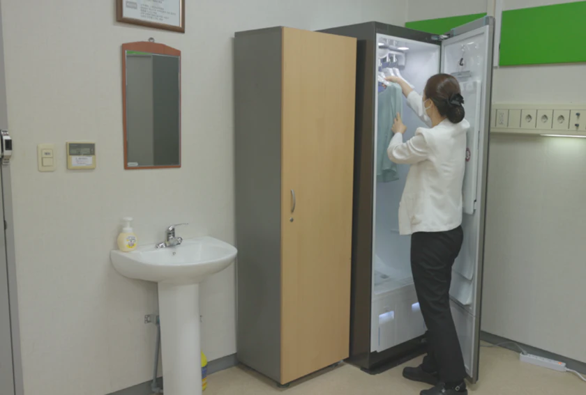 경기도 오산한국병원에 설치된 'LG 트롬 스타일러 블랙에디션2'를 의료진이 사용하는 장면.