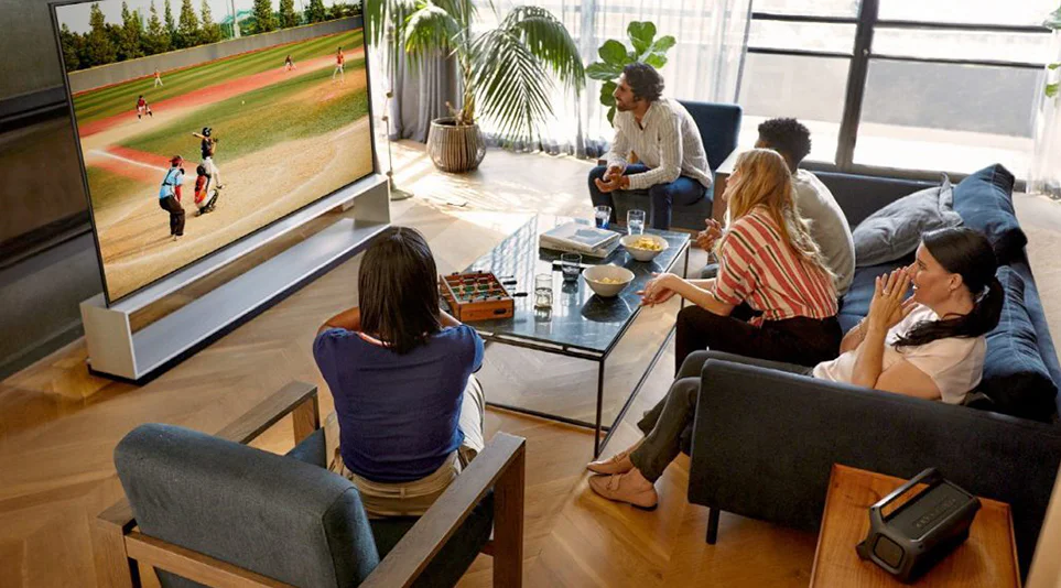 LG TV를 활용하여 집 안에서 스포츠 중계를 감상하는 모습