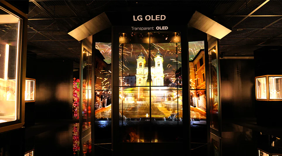 LG 투명 올레드 사이니지를 활용하여 제작한 미디어아트 영상이 송출되고 있는 모습