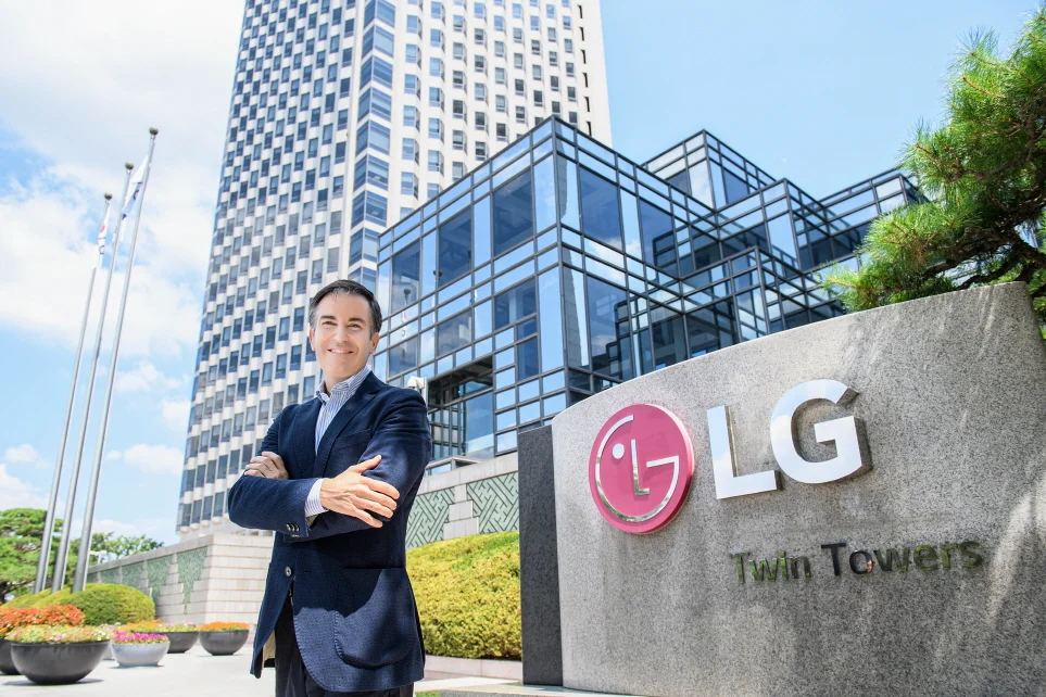 LG트윈타워 앞에서 포즈를 취하고 있는 LG전자 까를로스 글로벌HR담당