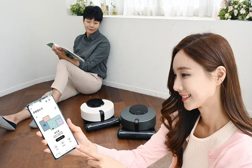 모델들이 LG전자의 더 똑똑하고 예뻐진 로봇청소기 ‘코드제로 R9 오브제컬렉션’을 소개하고 있다.