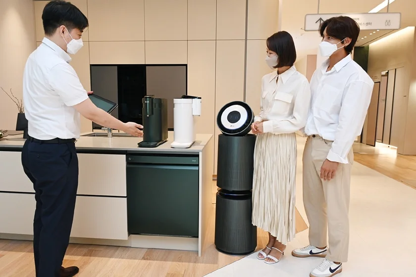 LG 베스트샵 직원이 LG전자 케어솔루션으로 이용할 수 있는 생활가전 9종 중 퓨리케어 상하좌우 정수기, 디오스 식기세척기 스팀, 퓨리케어 360° 공기청정기 알파를 설명하고 있다. LG 베스트샵 직원이 LG전자 케어솔루션으로 이용할 수 있는 생활가전 9종 중 퓨리케어 상하좌우 정수기, 디오스 식기세척기 스팀, 퓨리케어 360° 공기청정기 알파를 설명하고 있다.