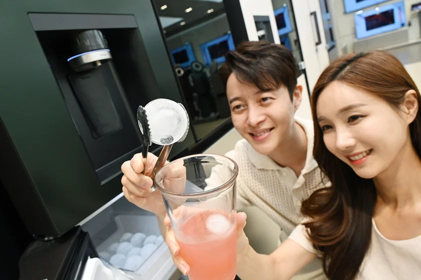 모델이 음료의 풍미를 더해주는 지름 약 50밀리미터(mm)의 원형  얼음인 크래프트 아이스(Craft Ice)를 소개하고 있다.