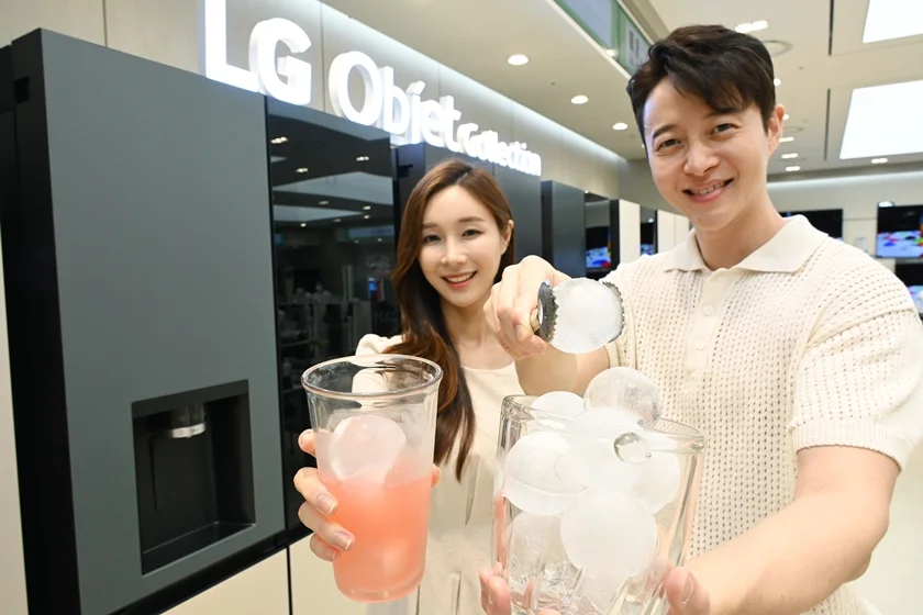 모델이 음료의 풍미를 더해주는 원형  얼음인 크래프트 아이스(Craft Ice)를 소개하고 있다.