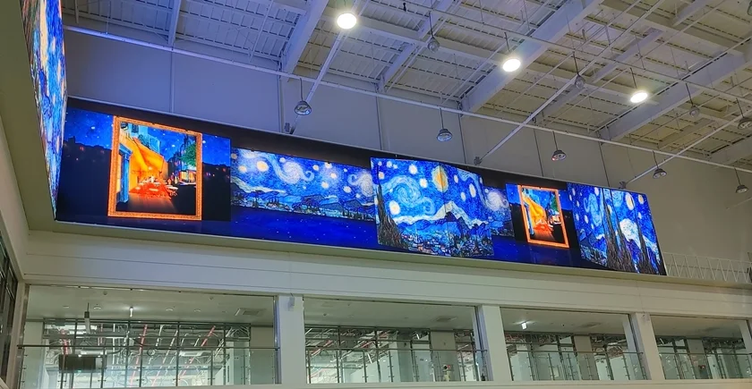 대형 LED 전광판이 설치돼 있는 쇼핑몰 모습. 대형 LED 전광판이 설치돼 있는 쇼핑몰 모습.