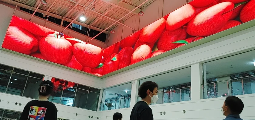 LG전자가 강원도 속초에 위치한 복합쇼핑몰 '속초 센텀마크'에 LG LED 사이니지를 활용해 대형 LED 전광판을 설치했다. LG전자가 강원도 속초에 위치한 복합쇼핑몰 '속초 센텀마크'에 LG LED 사이니지를 활용해 대형 LED 전광판을 설치했다.