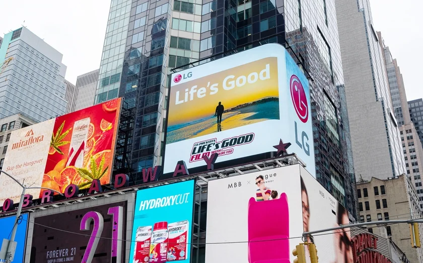 LG전자 전광판에 Life's Good 영화가 소개되고 있는 모습. LG전자 전광판에 Life's Good 영화가 소개되고 있는 모습.