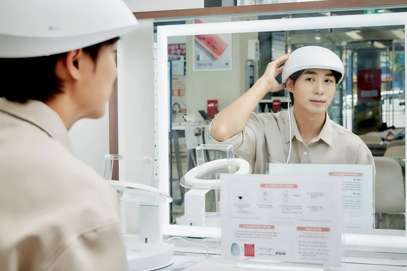 LG전자 모델이 서울 관악구 LG베스트샵 봉천점에 설치돼 있는 LG 프라엘 메디헤어 전용 체험공간에서 메디헤어를 착용해보고 있다. LG전자 모델이 서울 관악구 LG베스트샵 봉천점에 설치돼 있는 LG 프라엘 메디헤어 전용 체험공간에서 메디헤어를 착용해보고 있다.