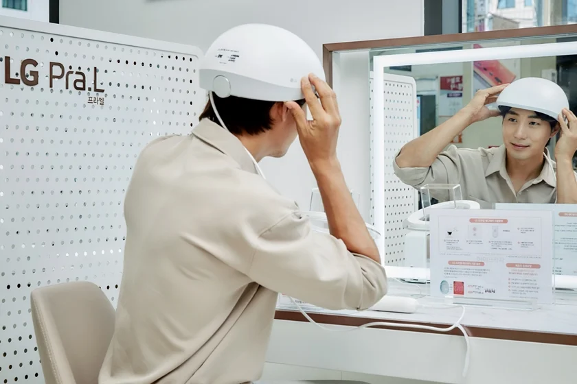 LG전자 모델이 서울 관악구 LG베스트샵 봉천점에서 LG 프라엘 메디헤어를 착용해보고 있다. LG전자 모델이 서울 관악구 LG베스트샵 봉천점에서 LG 프라엘 메디헤어를 착용해보고 있다.