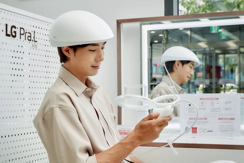 LG전자 모델이 LG 프라엘 메디헤어를 착용해보고 있다. LG전자 모델이 LG 프라엘 메디헤어를 착용해보고 있다.