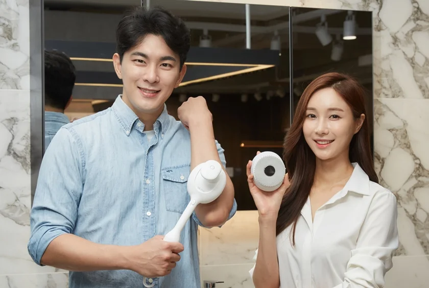 모델이 LG 프라엘 바디스파를 소개하고 있다.