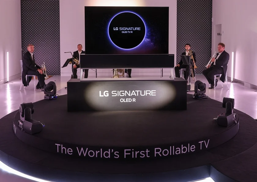 LG 시그니처 올레드 R가 런던을 대표하는 로열 필하모닉 오케스트라의 연주와 함께 무대에서 소개되고 있다. LG 시그니처 올레드 R가 런던을 대표하는 로열 필하모닉 오케스트라의 연주와 함께 무대에서 소개되고 있다.