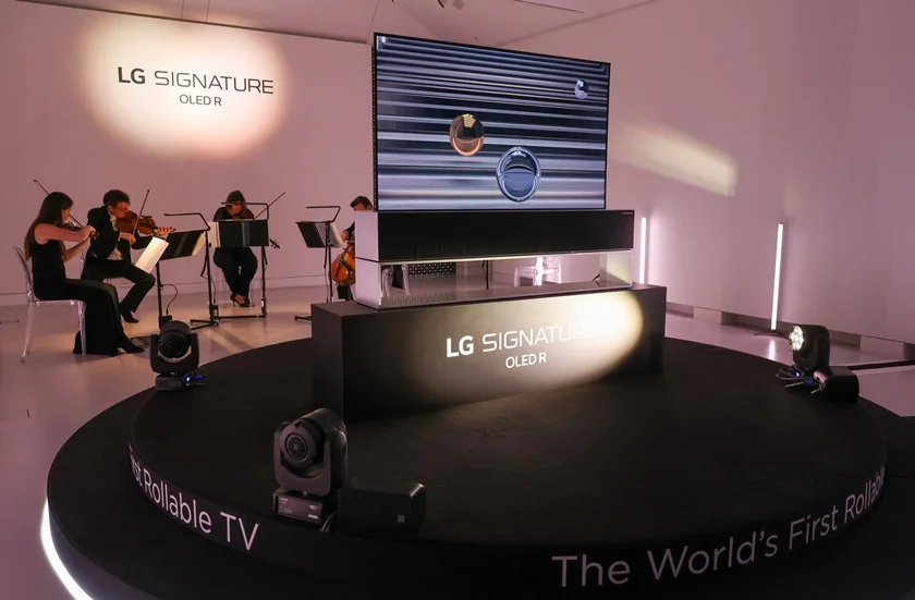 LG 시그니처 올레드 R가 런던을 대표하는 로열 필하모닉 오케스트라의 연주와 함께 무대에서 소개되고 있는 모습. LG 시그니처 올레드 R가 런던을 대표하는 로열 필하모닉 오케스트라의 연주와 함께 무대에서 소개되고 있는 모습.