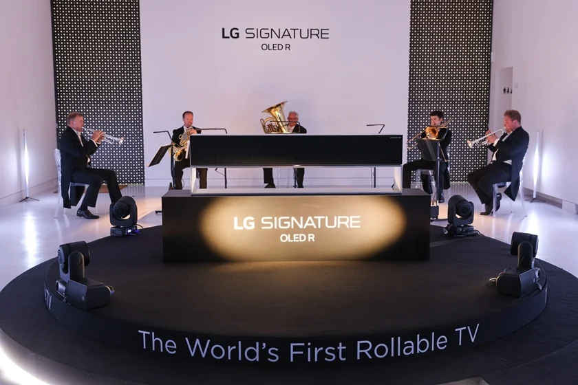 런던을 대표하는 로열 필하모닉 오케스트라의 연주와 함께 무대에서 LG 시그니처 올레드 R가 소개되고 있는 있다. 런던을 대표하는 로열 필하모닉 오케스트라의 연주와 함께 무대에서 LG 시그니처 올레드 R가 소개되고 있는 있다.