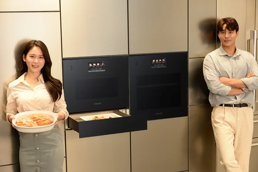 왼쪽부터 시그니처 키친 스위트 광파오븐(모델명: MZ3217BGS)과 스팀오븐(모델명: LS271LM). 왼쪽부터 시그니처 키친 스위트 광파오븐(모델명: MZ3217BGS)과 스팀오븐(모델명: LS271LM).