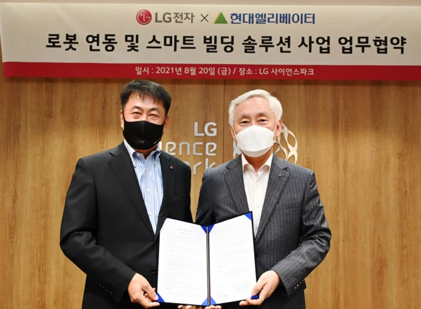 (왼쪽부터) LG전자 BS사업본부장 권순황 사장, 현대엘리베이터 송승봉 대표이사.
