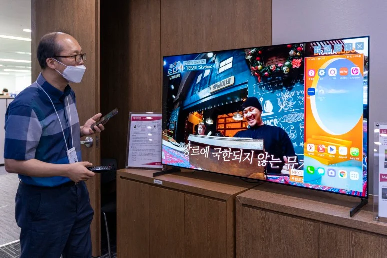 2021년형 LG전자 스마트 TV의 리모컨과 스마트폰 연동 모습. 스마트폰을 TV리모컨에 가져다 대면 NFC를 통해 서로 연동되어 스마트폰의 화면을 TV화면으로 바로 감상할 수 있다