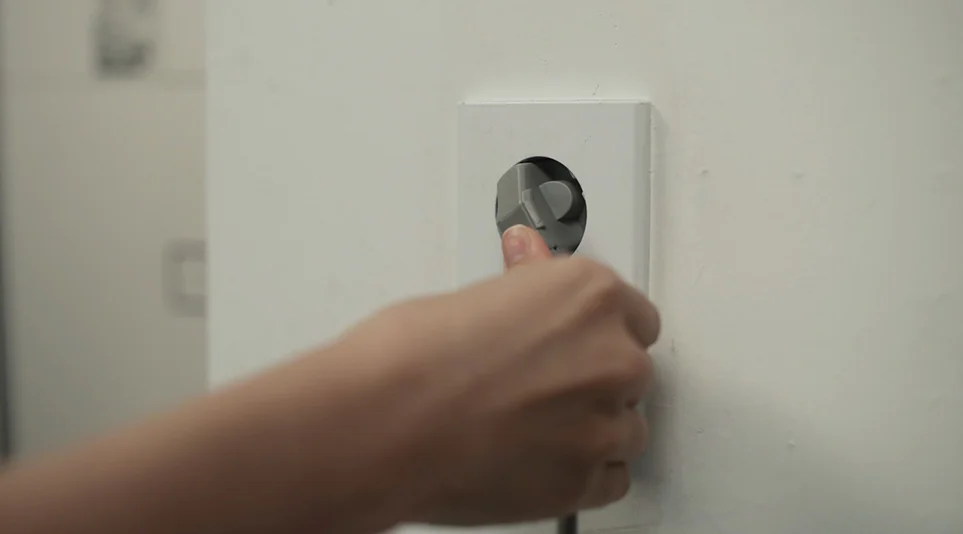 제품 설치, 점검, 수리, 청소 등으로 제품 분해 시에는 원상복구 후 전원을 연결해야 한다