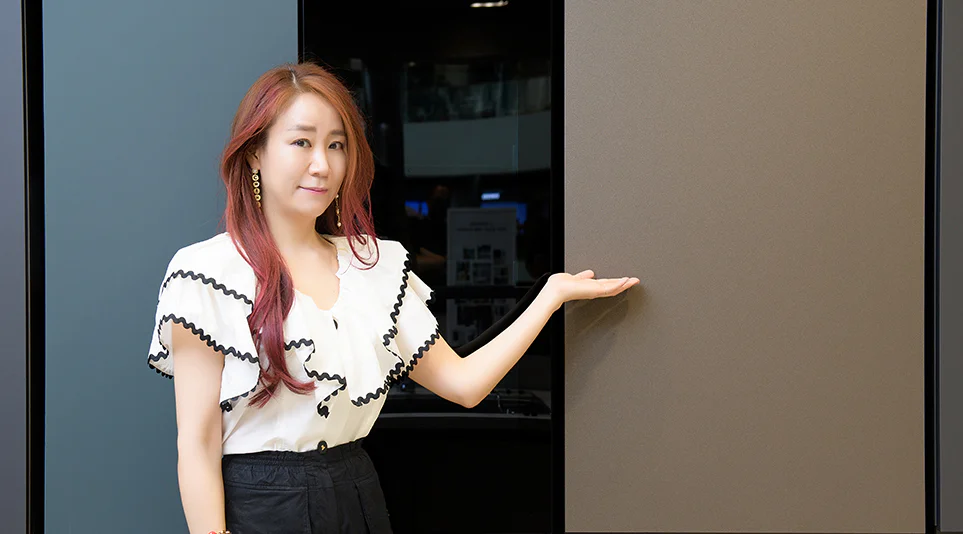 LG 오브제컬렉션에 적용된 페닉스(FENIX) 소재를 설명하고 있는 이승현 파트장
