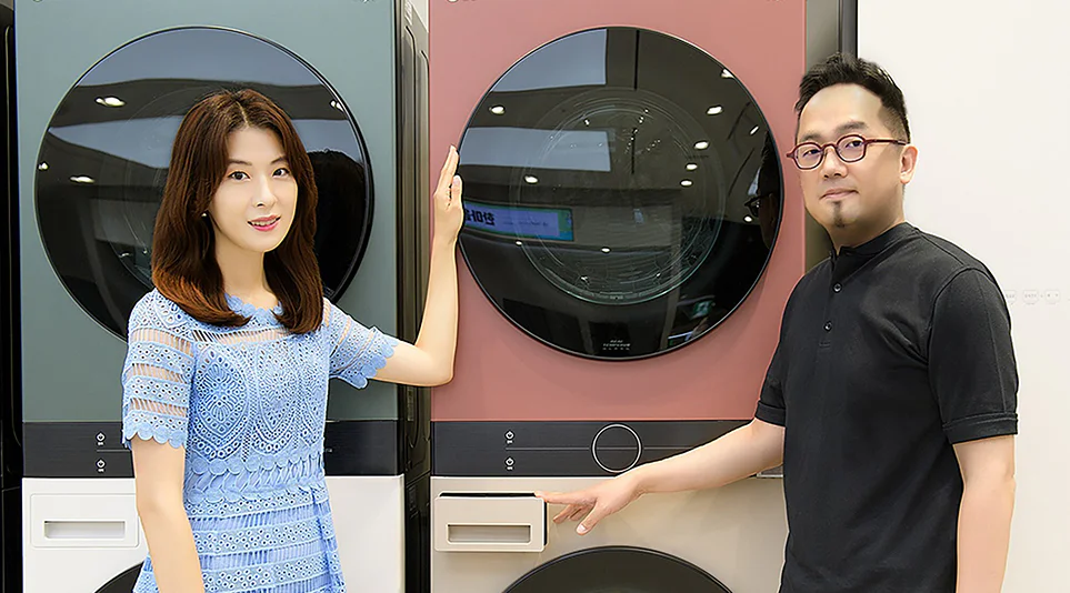 (왼쪽부터) LG전자 디자인경영센터 CMF파트 차민주 선임, 남기완 책임이 올해 새롭게 선보이는 레드 우드와 클레이 브라운 색상을 소개해주고 있다