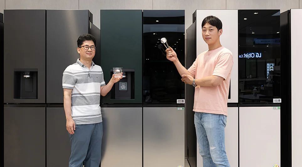 (왼쪽부터) 크래프트 아이스 개발자 냉장고선행연구팀 이욱용 책임연구원, 키친어플라이언스상품기획팀 연동환 선임 (왼쪽부터) 크래프트 아이스 개발자 냉장고선행연구팀 이욱용 책임연구원, 키친어플라이언스상품기획팀 연동환 선임