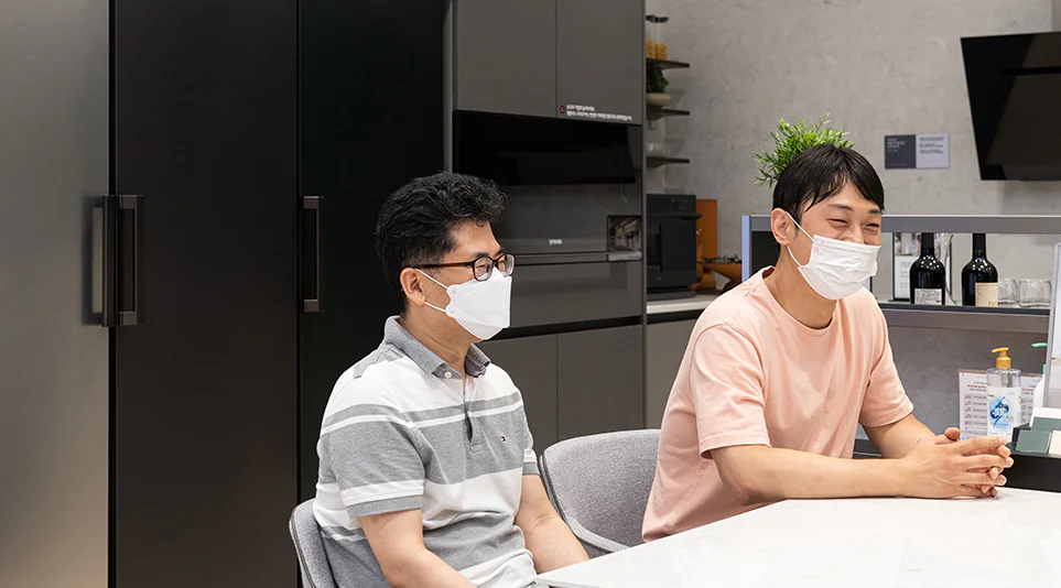 (왼쪽부터) LG 디오스 얼음정수기냉장고의 크래프트 아이스 기능을 개발한 이욱용 책임연구원과 연동환 선임 (왼쪽부터) LG 디오스 얼음정수기냉장고의 크래프트 아이스 기능을 개발한 이욱용 책임연구원과 연동환 선임