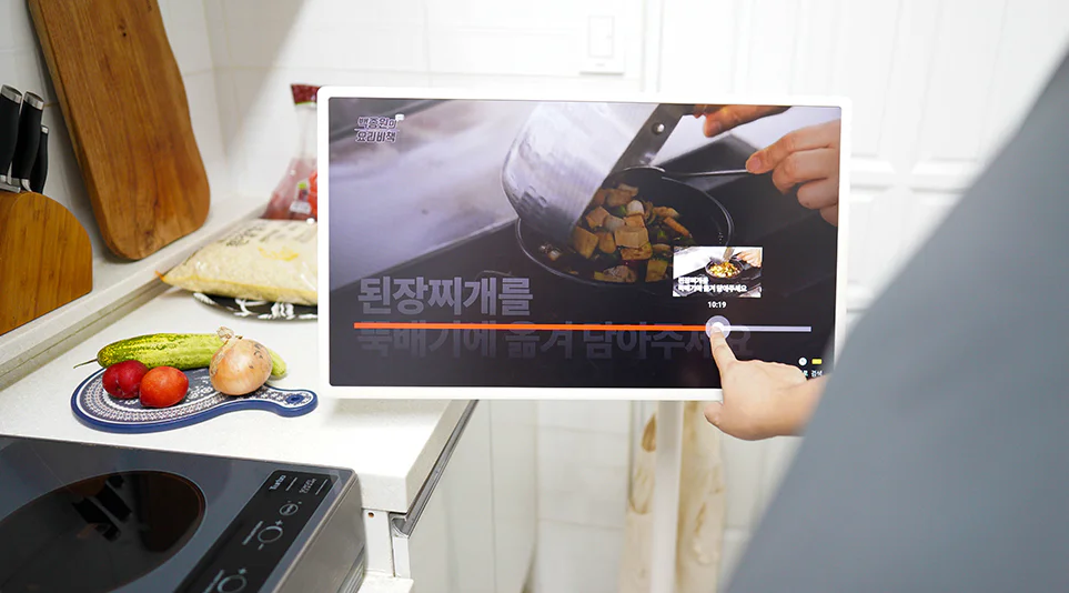 주방에서 요리 관련된 콘텐츠를 볼 때도 편리하게 사용 가능 주방에서 요리 관련된 콘텐츠를 볼 때도 편리하게 사용 가능