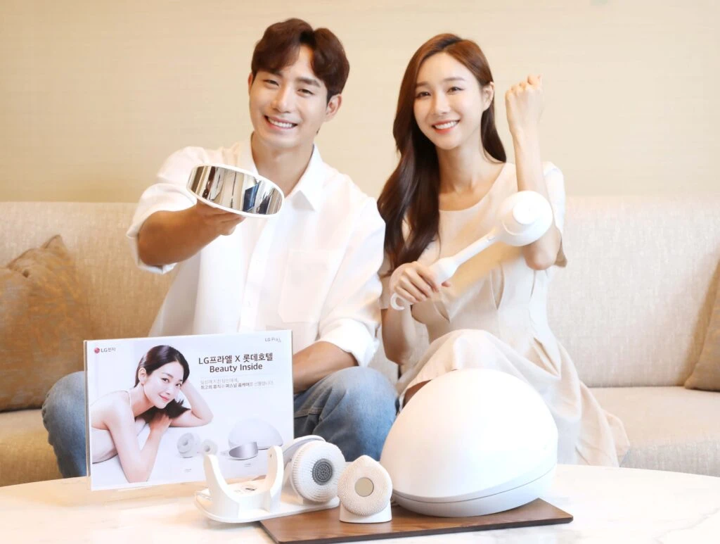 LG 프라엘 제품을 체험하는 모습