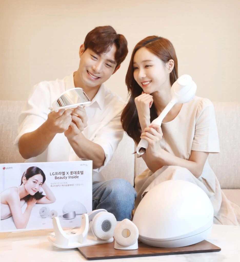 LG 프라엘 제품을 보고 있는 모델들의 모습