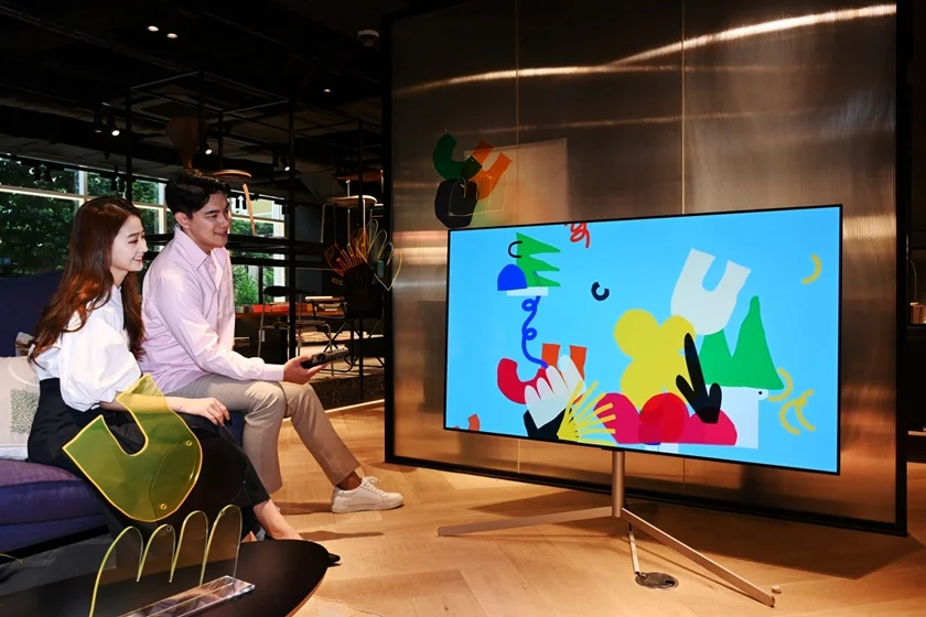 모델들이 아트 오브제와 함께 연출돼 있는 LG 올레드 에보를 살펴보고 있다. 모델들이 아트 오브제와 함께 연출돼 있는 LG 올레드 에보를 살펴보고 있다.