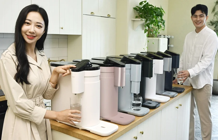 이 제품은 (사진 왼쪽부터) 카밍 베이지, 카밍 페일로즈,  카밍 코튼스카이, 카밍 그린 등 조화로운 오브제컬렉션 컬러 4종과  화이트, 실버, 네이비 3종을 포함한 총 7가지 색상으로 고객 선택의 폭을 넓혔다.