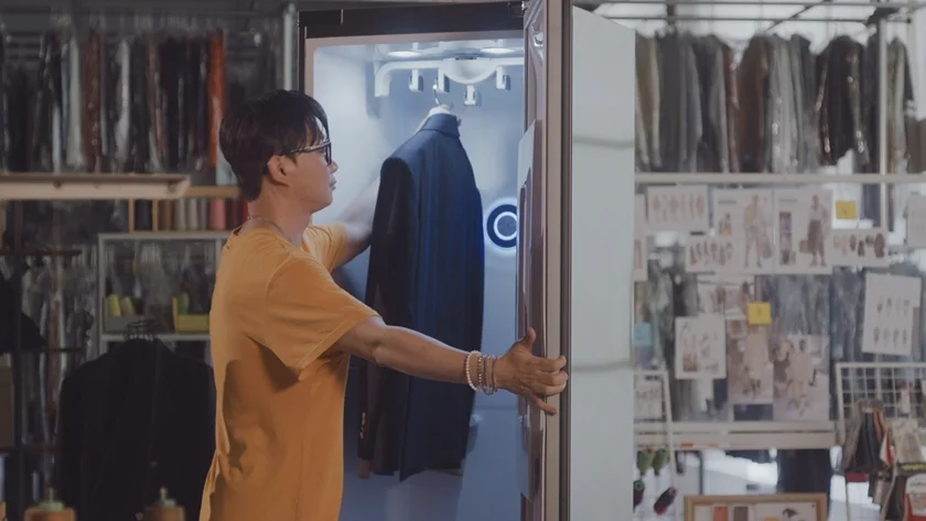 이번 '스타일 리바이벌 프로젝트'에 참여한 서광준 디자이너가 오래된 옷의 냄새와 먼지를 제거하기 위해  LG 트롬 스타일러를 사용하는 모습.