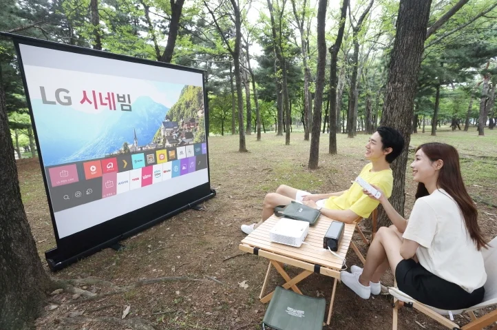모델들이 ‘LG 시네빔’을 소개하고 있다. 모델들이 ‘LG 시네빔’을 소개하고 있다.