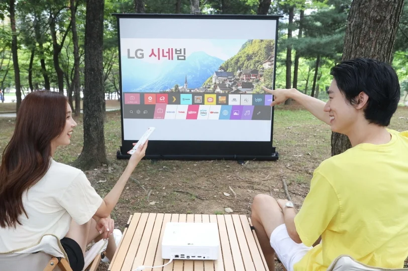 모델들이 ‘LG 시네빔’을 즐겁게 소개하고 있다. 모델들이 ‘LG 시네빔’을 즐겁게 소개하고 있다.