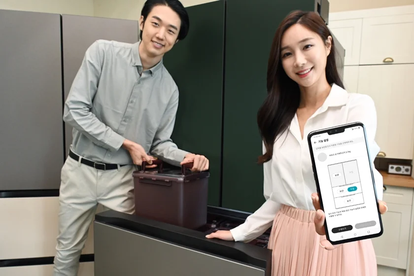 모델들이 기능설정과 LG 디오스 김치톡톡 오브제컬렉션을 소개하고 있다. 모델들이 기능설정과 LG 디오스 김치톡톡 오브제컬렉션을 소개하고 있다.