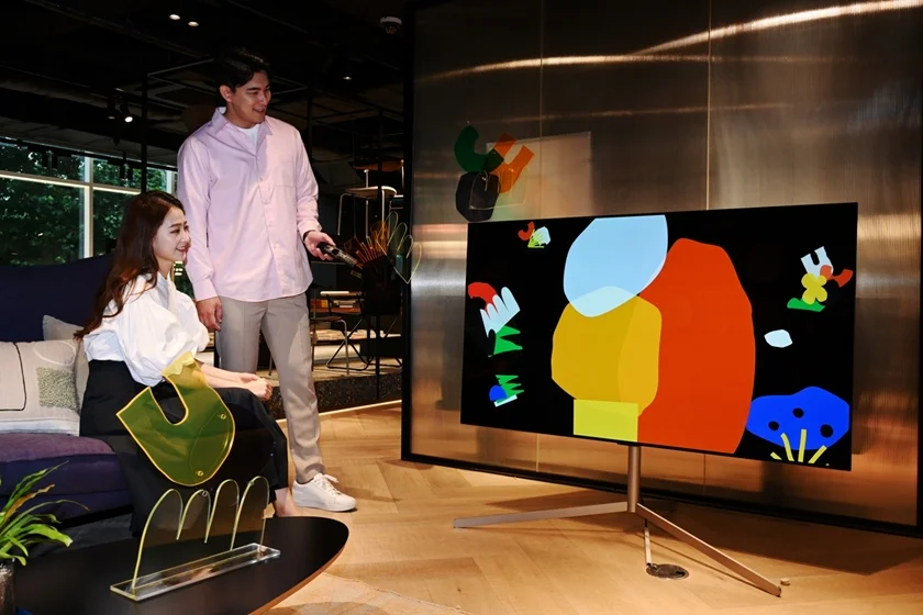 모델들이 아트 오브제와 함께 연출돼 있는 LG 올레드 에보를 가로로 살펴보고 있다. 모델들이 아트 오브제와 함께 연출돼 있는 LG 올레드 에보를 가로로 살펴보고 있다.