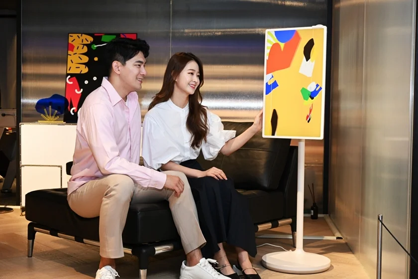 모델들이 아트 오브제와 함께 연출돼 있는 LG 올레드 에보를 세로로 살펴보고 있다. 모델들이 아트 오브제와 함께 연출돼 있는 LG 올레드 에보를 세로로 살펴보고 있다.
