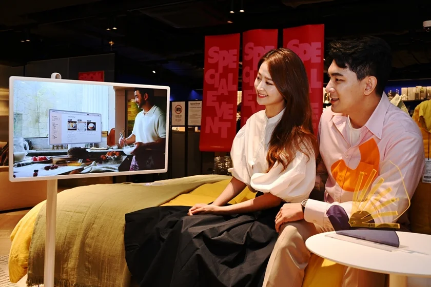 모델들이 매장에 전시된 LG 스탠바이미를 살펴보고 있다. 모델들이 매장에 전시된 LG 스탠바이미를 살펴보고 있다.