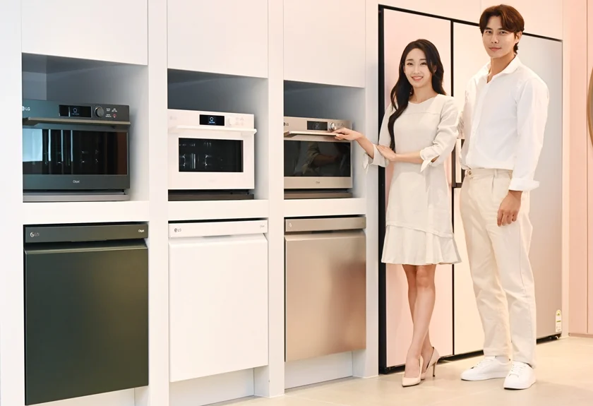 모델들이 오브제컬렉션 모델인 LG 디오스 광파오븐(사진 위쪽)과 식기세척기 스팀을 소개하고 있다. 모델들이 오브제컬렉션 모델인 LG 디오스 광파오븐(사진 위쪽)과 식기세척기 스팀을 소개하고 있다.