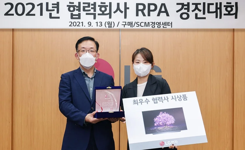 김병수 LG전자 동반성장담당(왼쪽)과 김유숙 엠에스이 대표이사가 기념촬영을 하고 있다.