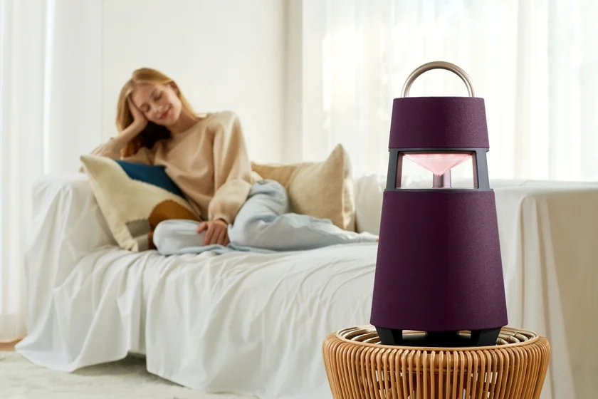 모델이 LG 엑스붐 360(모델명: RP4)로 음악을 감상하고 있다.