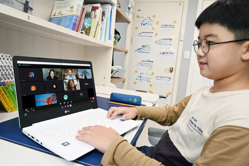 모델이 LG 웨일북으로 비대면 학습을 하고 있다. 모델이 LG 웨일북으로 비대면 학습을 하고 있다.