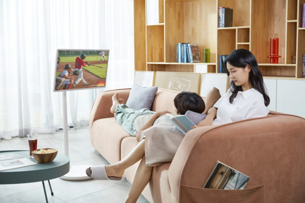 LG전자 모델이 LG 스탠바이미를 편안한 자세로 사용하고 있는 모습. LG전자 모델이 LG 스탠바이미를 편안한 자세로 사용하고 있는 모습.