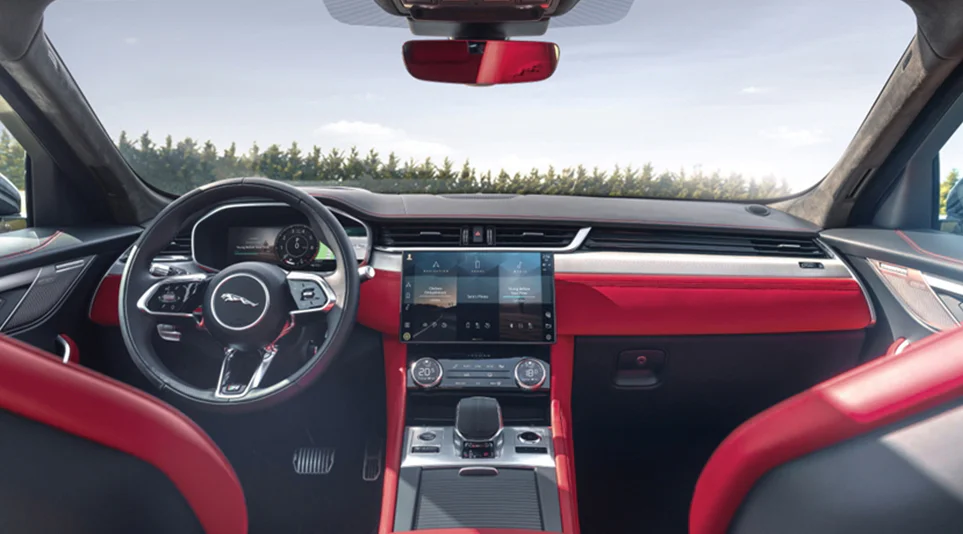 재규어 F-PACE에 탑재된 LG전자의 인포테인먼트 시스템