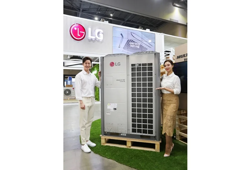 업계 최초로 AI+ 인증을 받은 LG전자 시스템 에어컨 대표제품인 멀티브이(MULTI V)를 모델들이 소개하는 모습. 업계 최초로 AI+ 인증을 받은 LG전자 시스템 에어컨 대표제품인 멀티브이(MULTI V)를 모델들이 소개하는 모습.