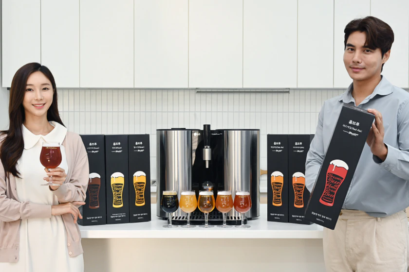 모델들이 LG전자가 홈브루 고객 선호도를 반영해 새롭게 선보이는 ‘레드 에일(Red Ale)’ 캡슐 패키지를 소개하고 있다. 모델들이 LG전자가 홈브루 고객 선호도를 반영해 새롭게 선보이는 ‘레드 에일(Red Ale)’ 캡슐 패키지를 소개하고 있다.