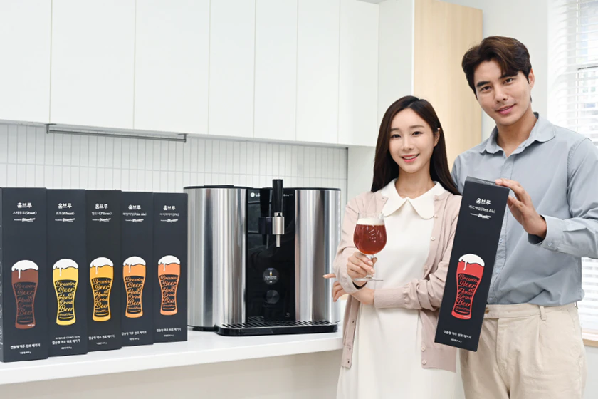 모델들이 LG전자가 홈브루 고객 선호도를 반영해 새롭게 선보이는 ‘레드 에일(Red Ale)’ 캡슐 패키지를 소개하고 있다. 모델들이 LG전자가 홈브루 고객 선호도를 반영해 새롭게 선보이는 ‘레드 에일(Red Ale)’ 캡슐 패키지를 소개하고 있다.