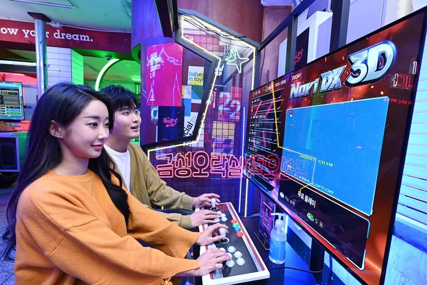 금성오락실은 방문한 고객들이 게임뿐만 아니라 과거의 추억과 새로운 라이프스타일을 동시에 경험할 수 있도록 조성된 복합 문화 체험공간이다. 금성오락실은 방문한 고객들이 게임뿐만 아니라 과거의 추억과 새로운 라이프스타일을 동시에 경험할 수 있도록 조성된 복합 문화 체험공간이다.